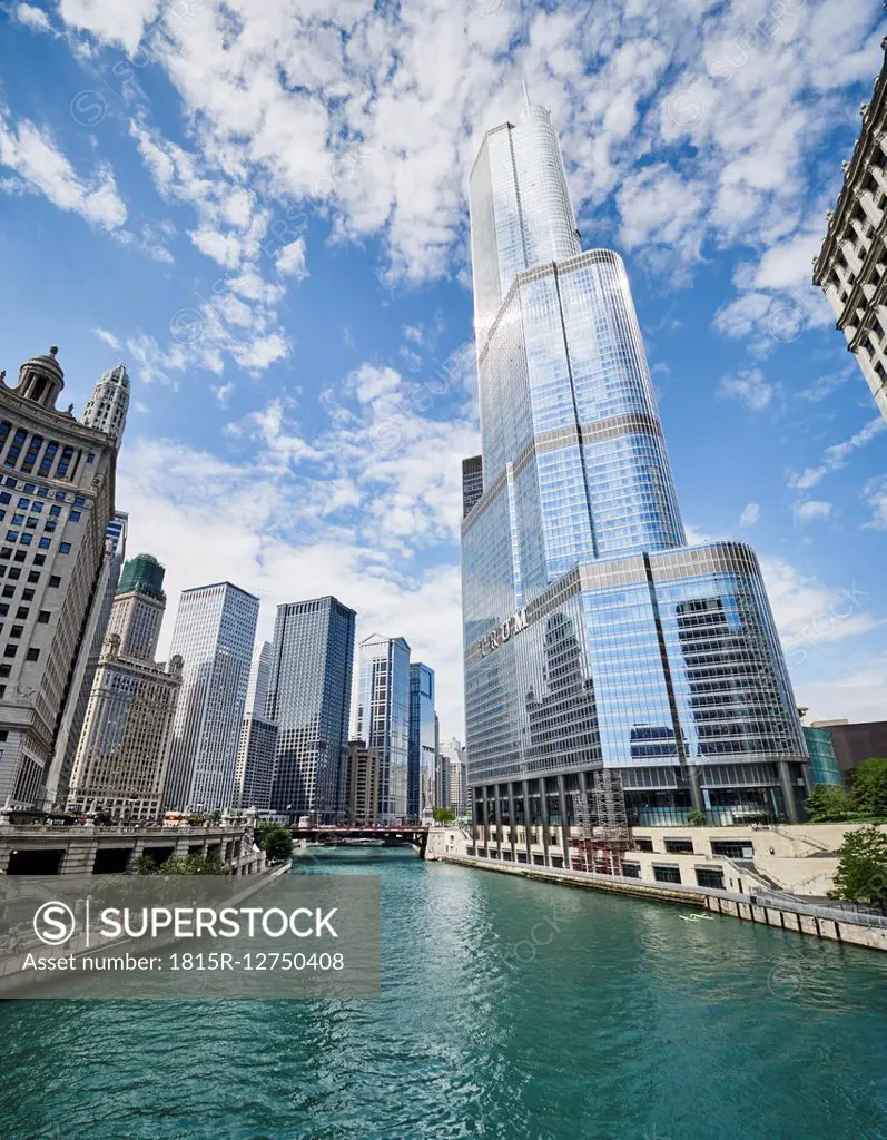 USA, Illinois, Chicago, Chicago River, Trump Tower, high-rise buildings