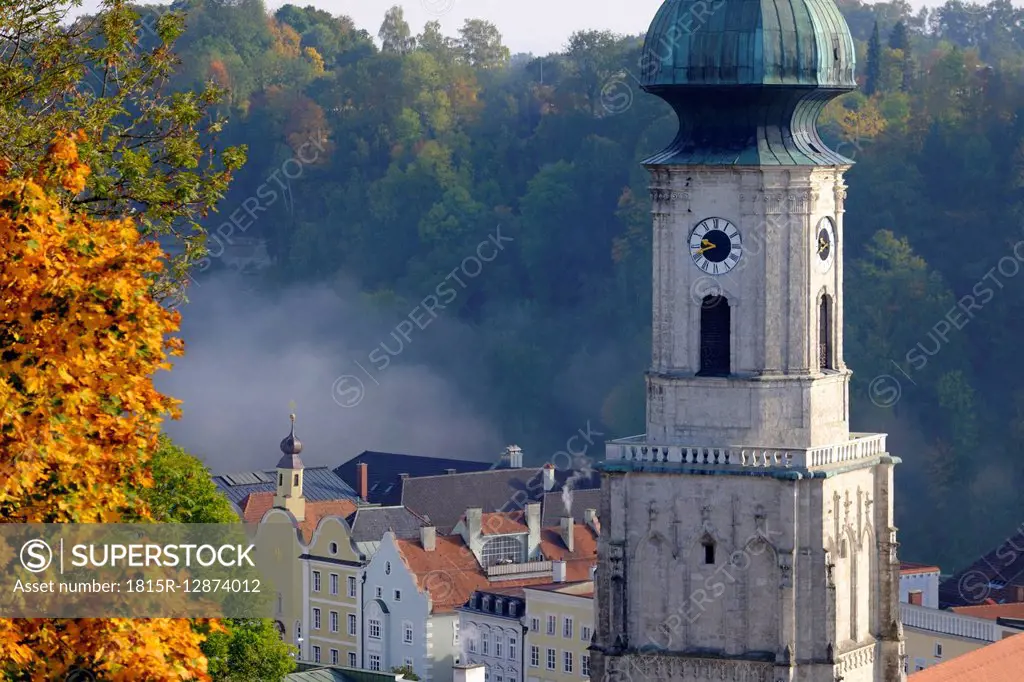 Germany, Bavaria, view to church spire and houses of Burghausen
