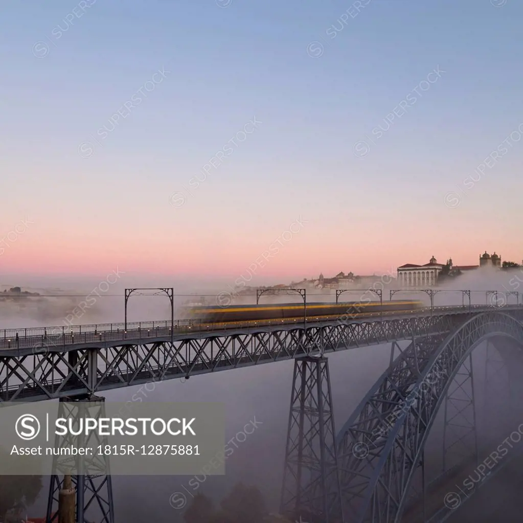 Portugal, Grande Porto, Porto, Luiz I Bridge in the evening