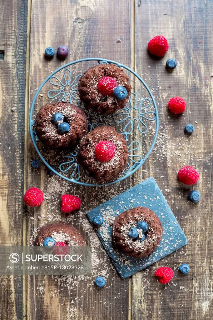 Mini cakes with raspberries and blueberries