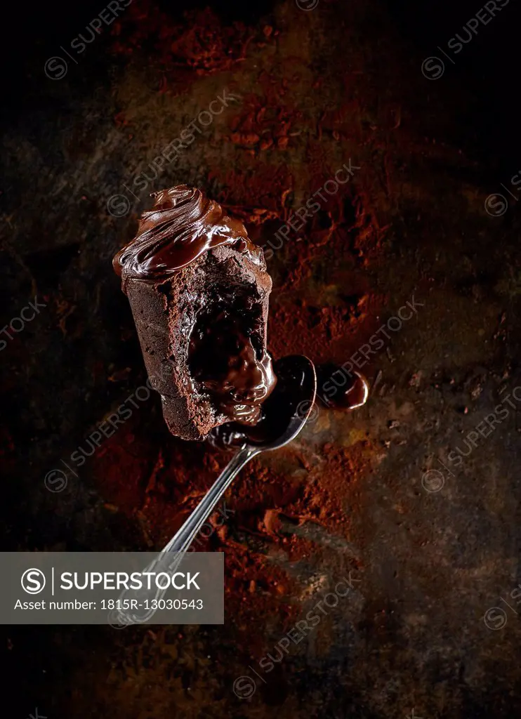 Chocolate muffin with liquid core, cocoa and tea spoon