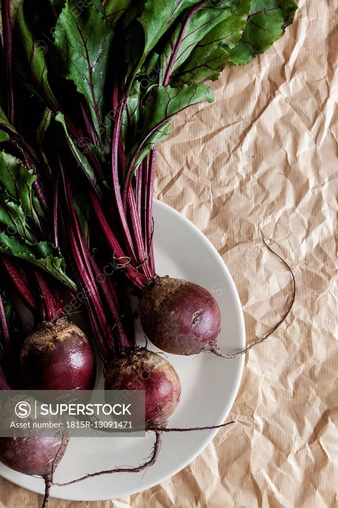 Plate with beetroot on crumpled brown paper
