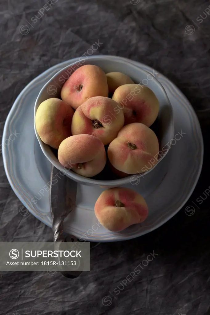 Red Vineyard Peaches in bowl with knife, close up