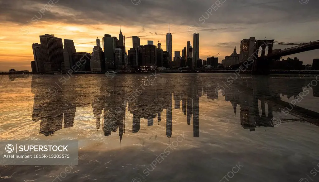 USA, New York, View from Brooklyn to Manhattan at sunset