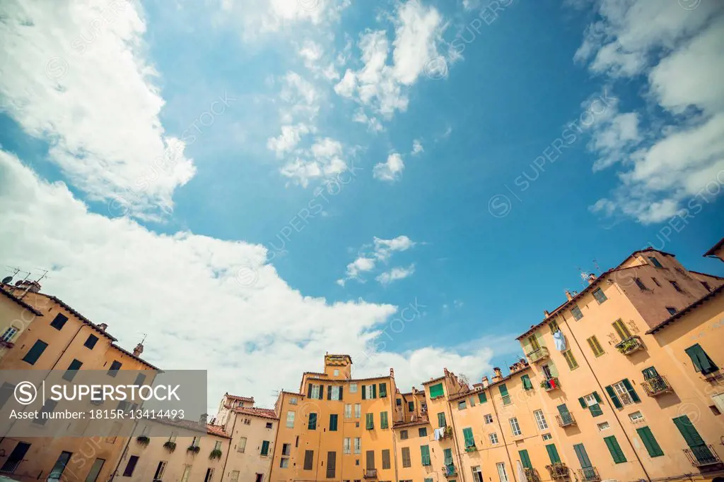 Italy, Lucca, row of houses at Piazza dell'anfiteatro