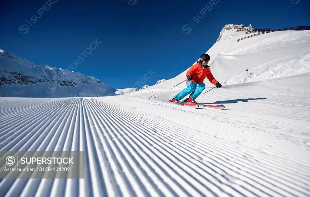 Austria, Salzburg, Mid adult man skiing in mountain of Altenmarkt Zauchensee