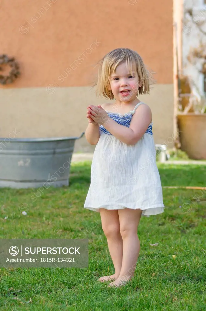 Germany, Tuebingen, Portrait of girl in summer dress