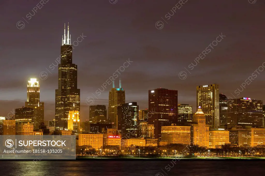 USA, Illinois, Chicago, View of Willis Tower at Lake Michigan