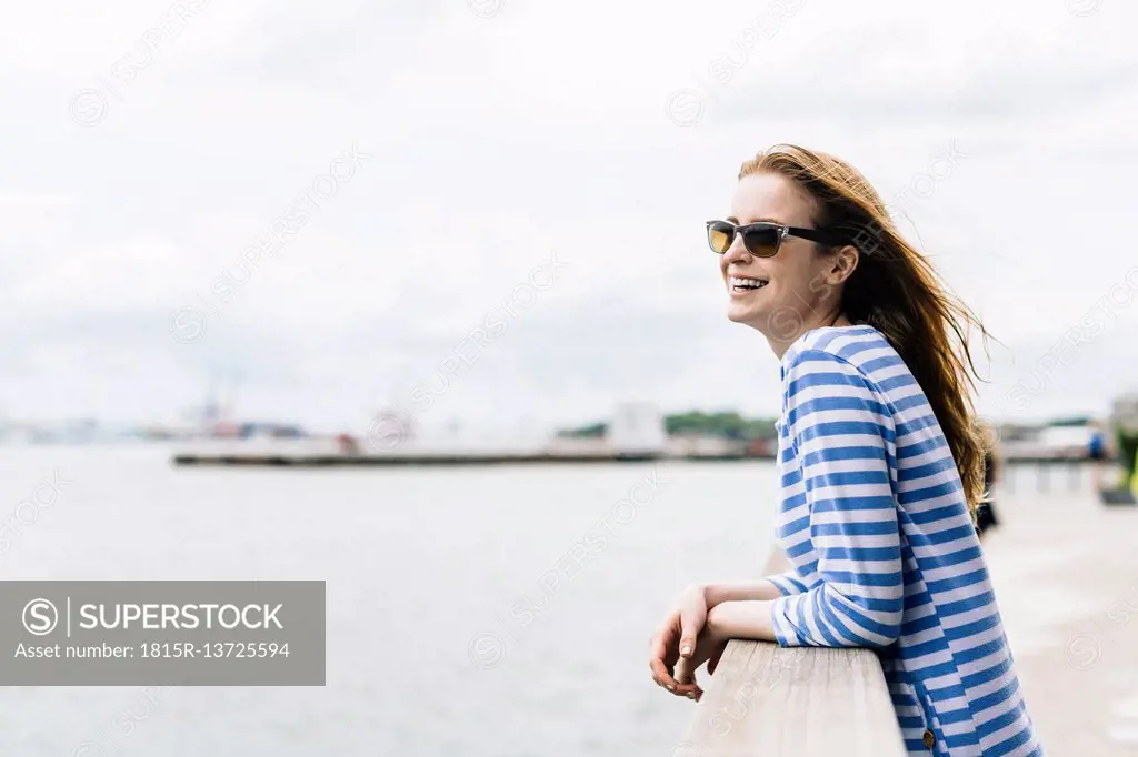 USA, New York City, Young woman standing in Manhattan, looking ta river