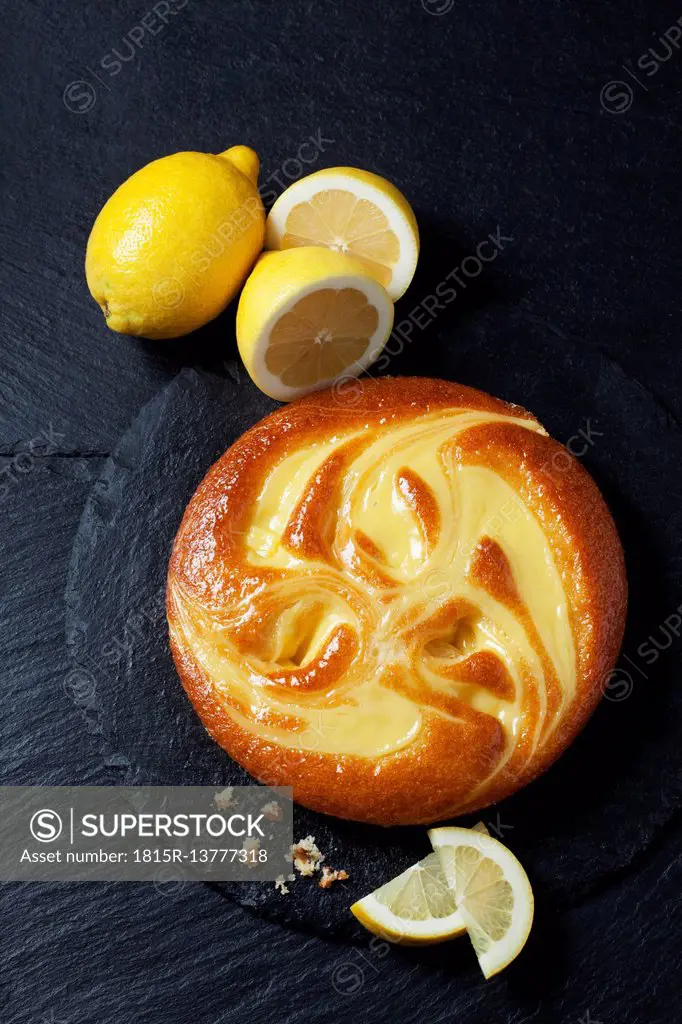 Lemon creme cake