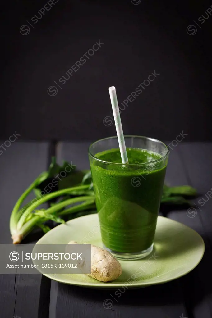 Green smoothie made of spinach and ginger, close up