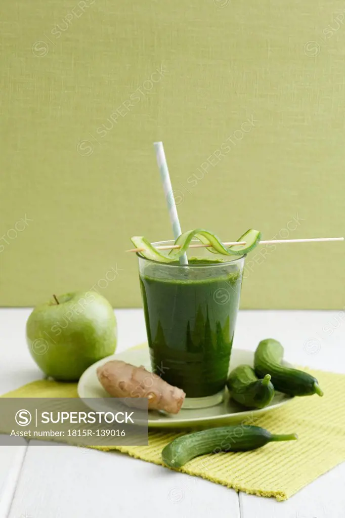 Green smoothie made of green apples, ginger and cucumber, close up