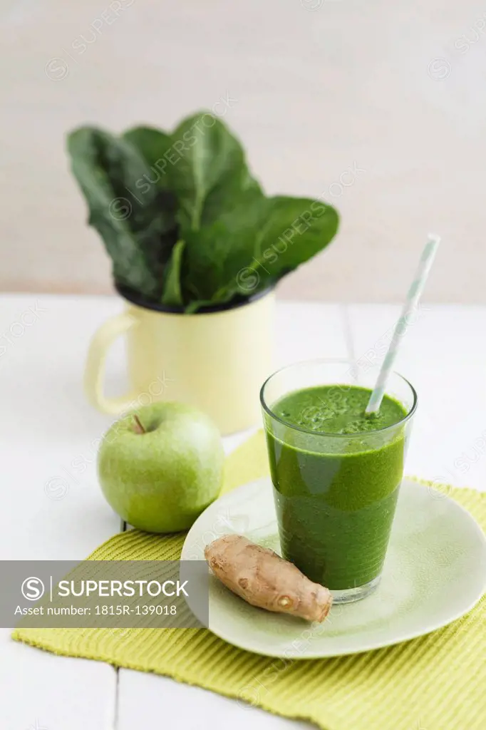 Green smoothie made of green apples, spinach and ginger, close up