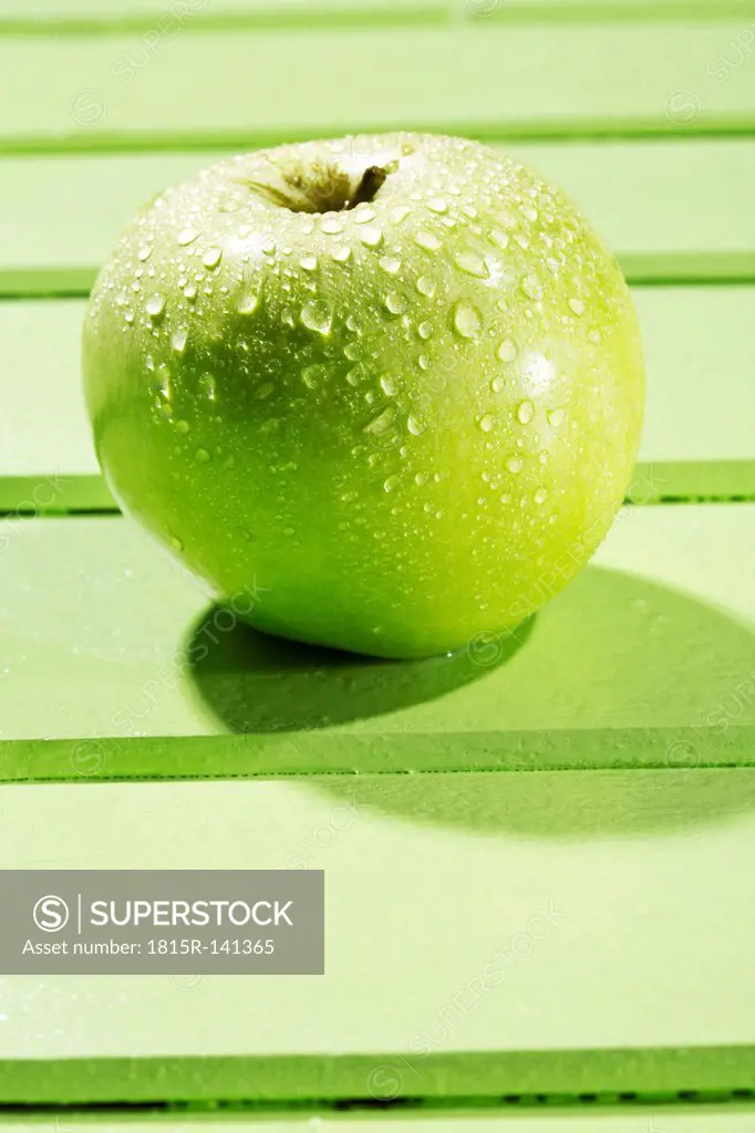 Granny smith on wodden table, close up