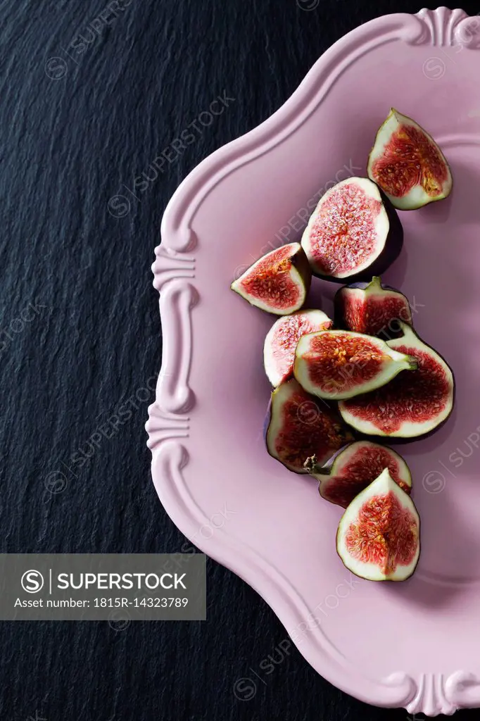 Sliced figs on pink plate