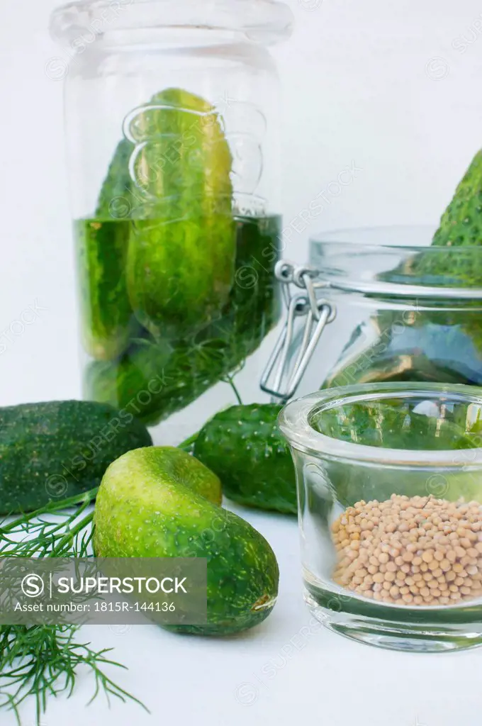 Preparing cucumber pickle with dill and mustard seeds