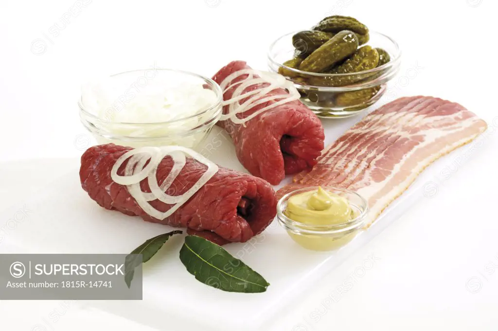 Roulades with bay leaves and onion rings