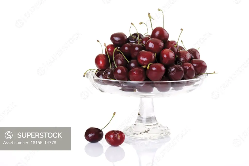 Fresh cherries in bowl, close-up