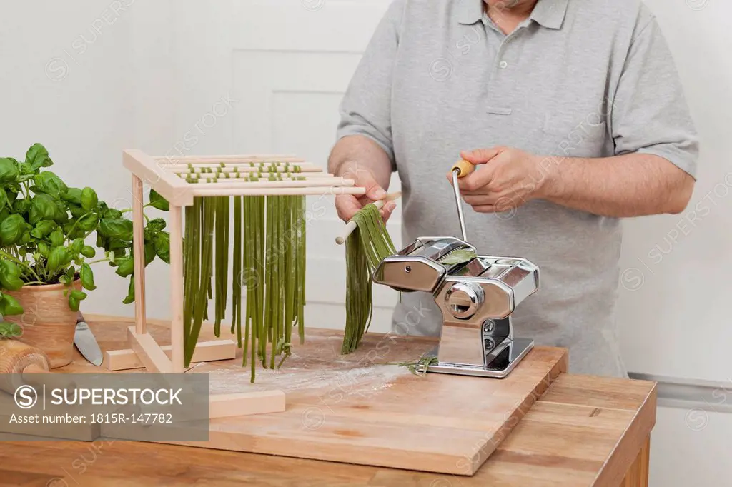 Man preparing green tagliatelle