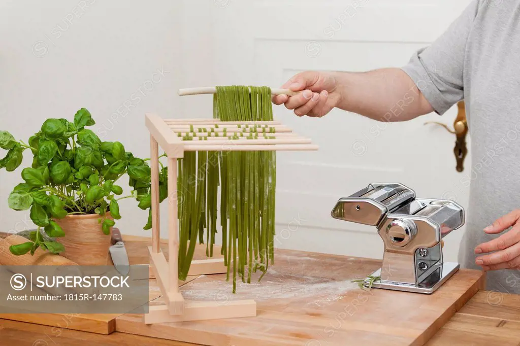 Man preparing green tagliatelle