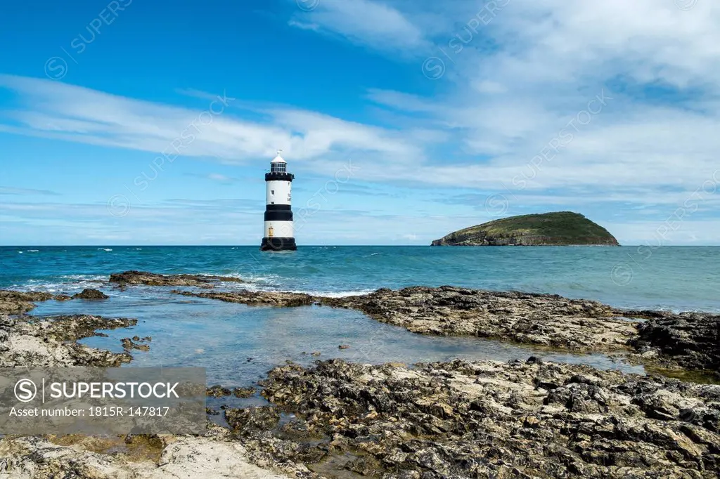 Great Britain, Wales, Anglesey, light house at Penmon Point, right Puffin Island
