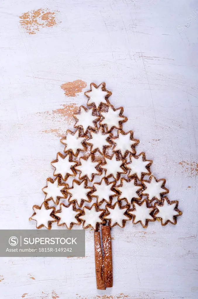 Star-shaped cinnemon cookies forming a fir tree