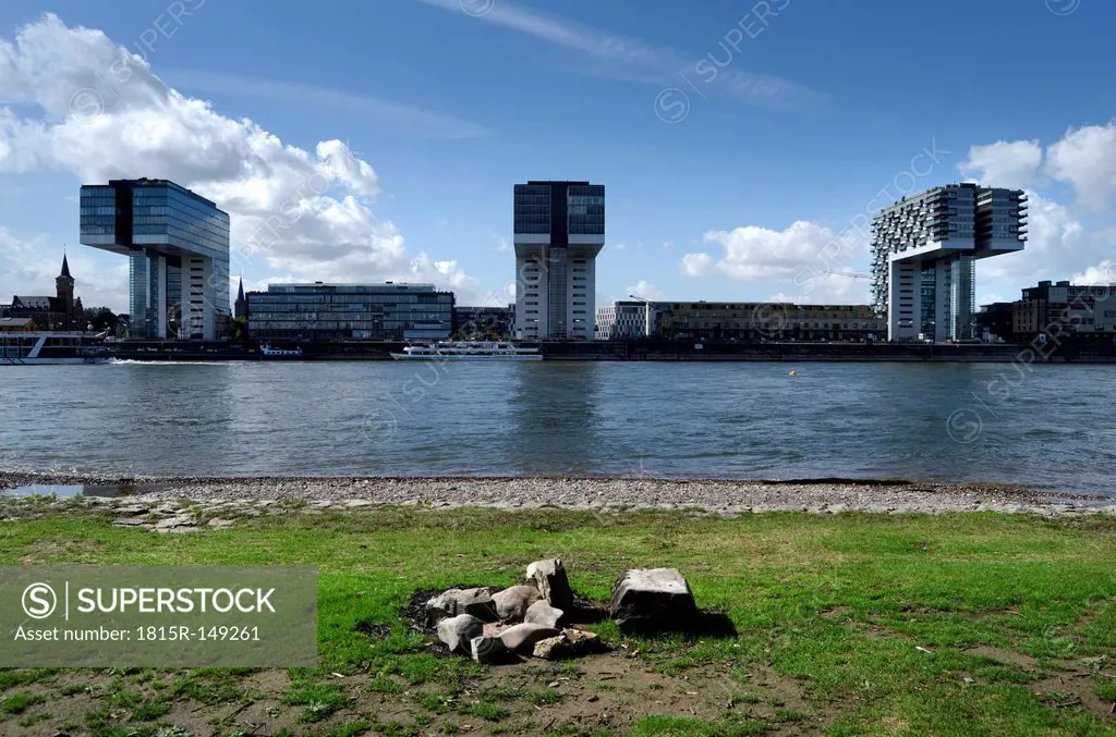 Germany, North Rhine-Westphalia, Cologne, River Rhine and Crane Houses