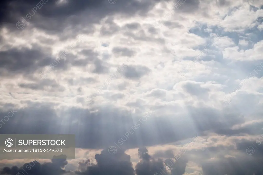 Germany, North Rhine-Westphalia, Duesseldorf, cloudy sky with beams of sunlight