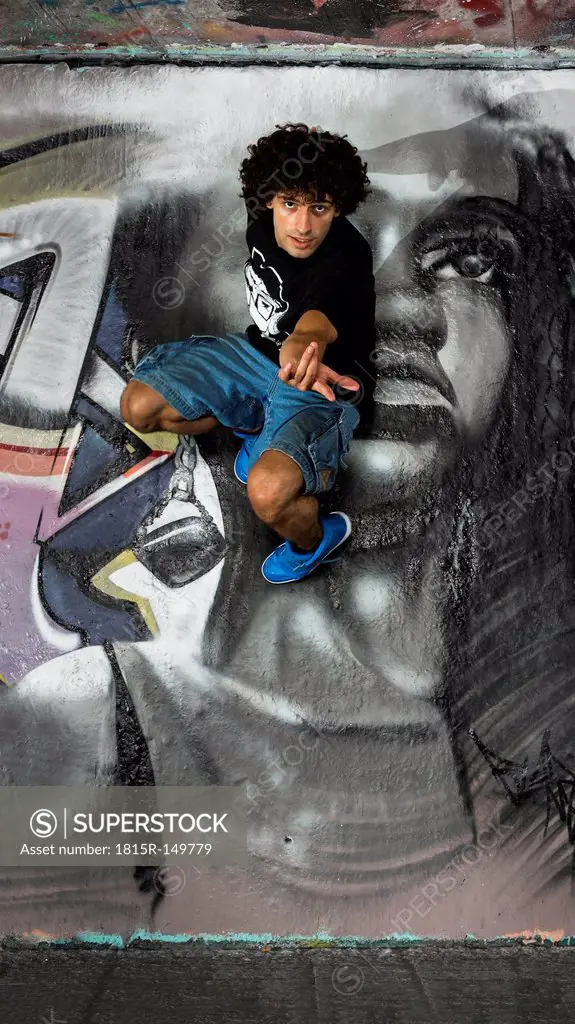 Germany, Stuttgart, Hall of Fame, Hip Hop dancer at airbrush wall