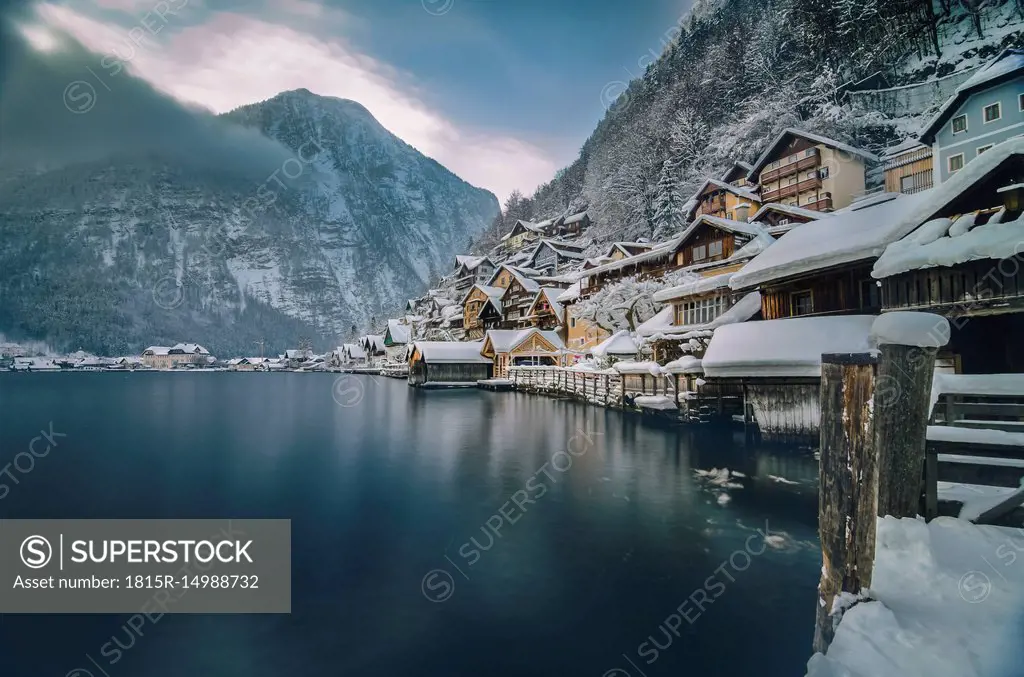 Austria, Salzkammergut, Hallstatt with Lake Hallstatt in winter