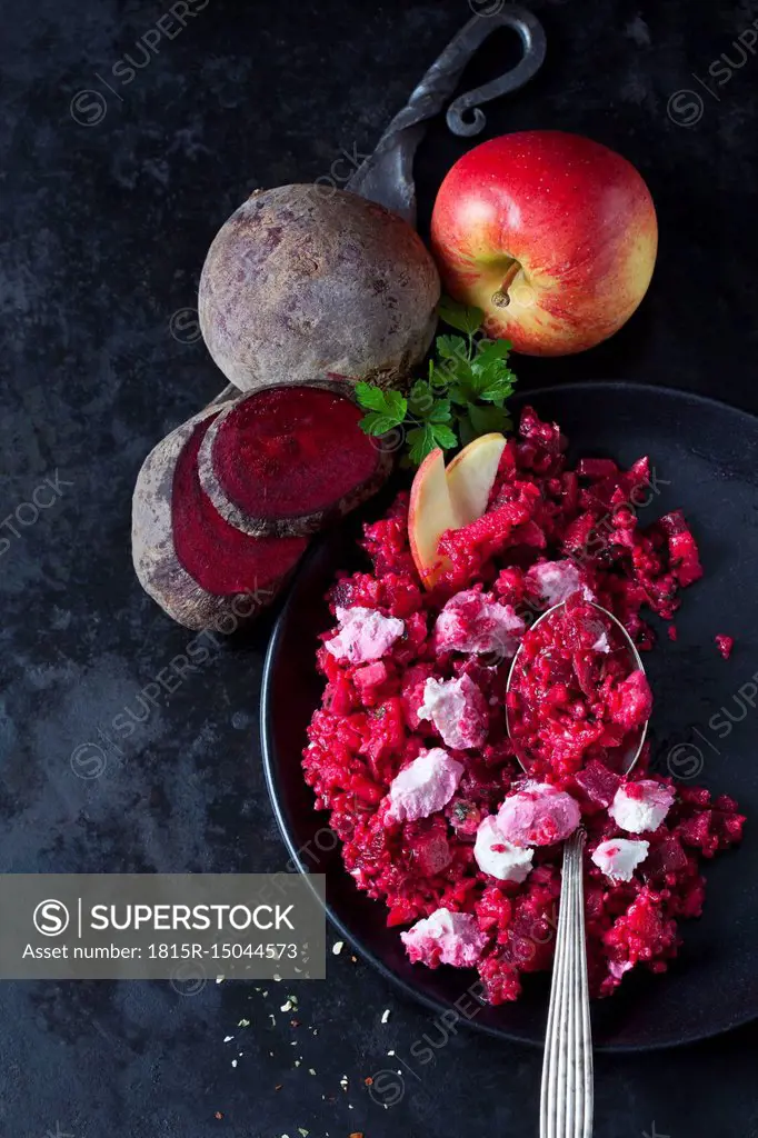 Beetroot salad with durum wheat semolina, apple and soft goat cheese
