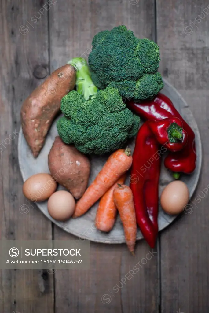 Organic food that contains a lot of vitamin a, broccoli, sweet potatoe, carrot, red pepper and eggs