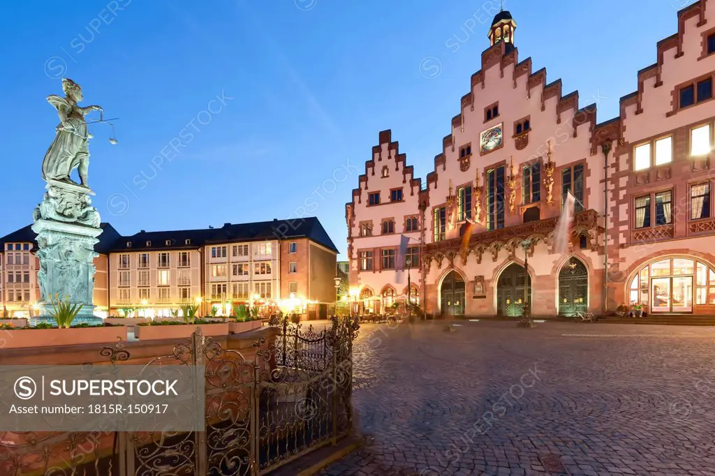 Germany, Hesse, Frankfurt, view to lightened Roemerberg with Fountain of Justice