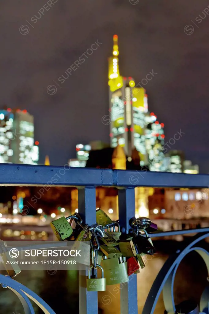 Germany, Hesse, Frankfurt, love locks at the railing of footbridge Eiserner Steg
