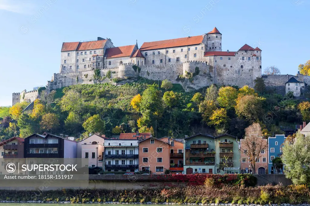 Germany, Bavaria, Burghausen, Castle complex with Salzach river