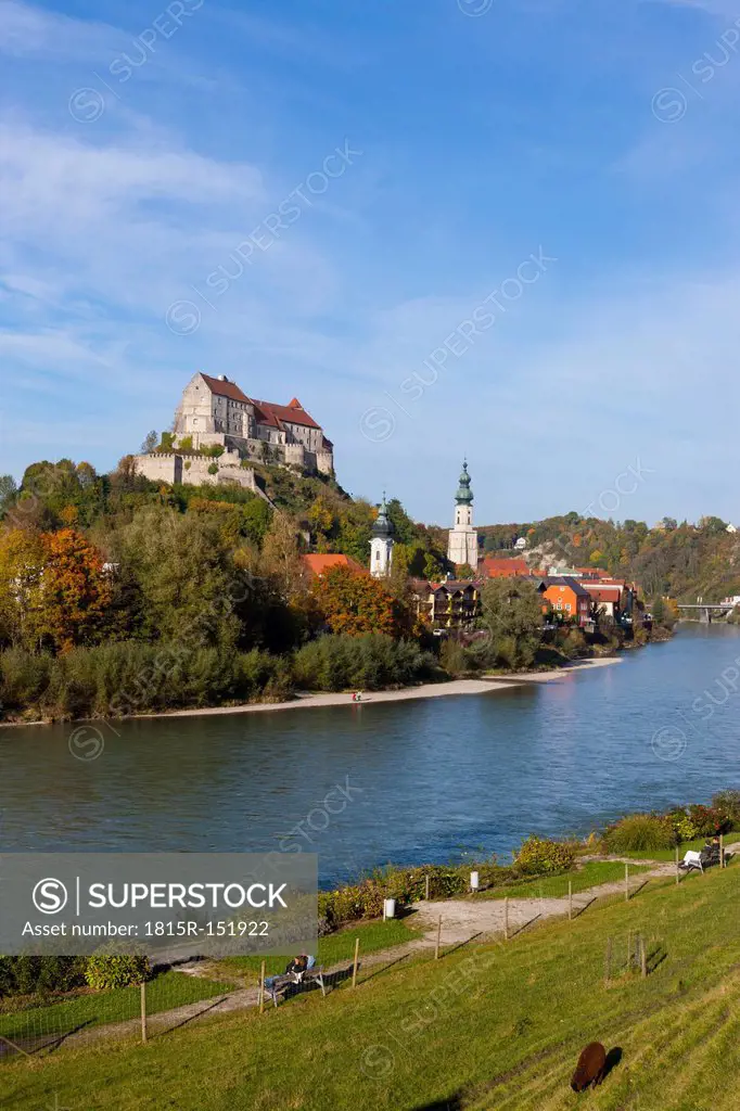 Germany, Bavaria, Burghausen, Castle complex with Salzach river