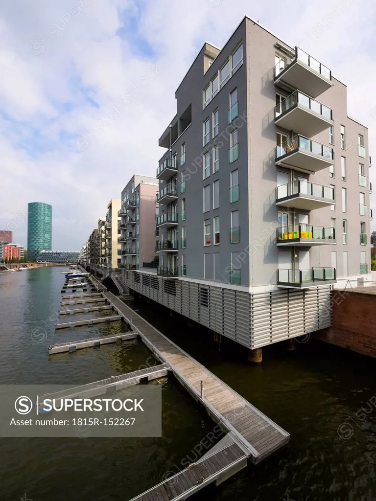 Germany, Hesse, Frankfurt, Modern luxury apartments at Westhafen