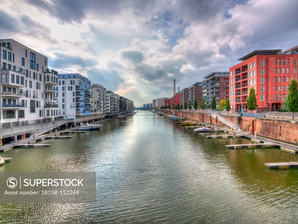 Germany, Hesse, Frankfurt, Modern luxury apartments at Westhafen