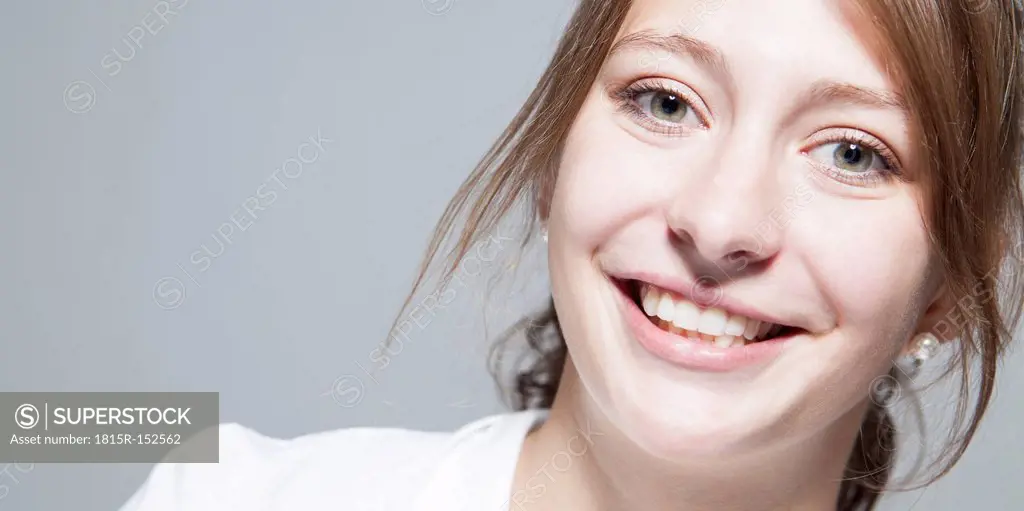 Portrait of smiling young woman, close-up
