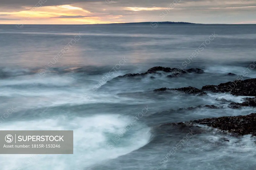Irland, County Clare, Waves at the coast near Doolin