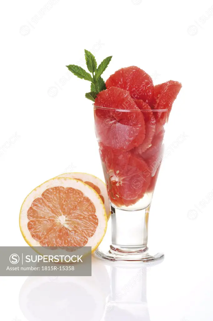 Slices of grapefruit in glass, close-up