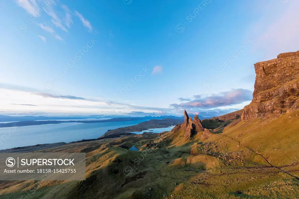 UK, Scotland, Inner Hebrides, Isle of Skye, Trotternish, morning mood at Loch Leathan and The Storr