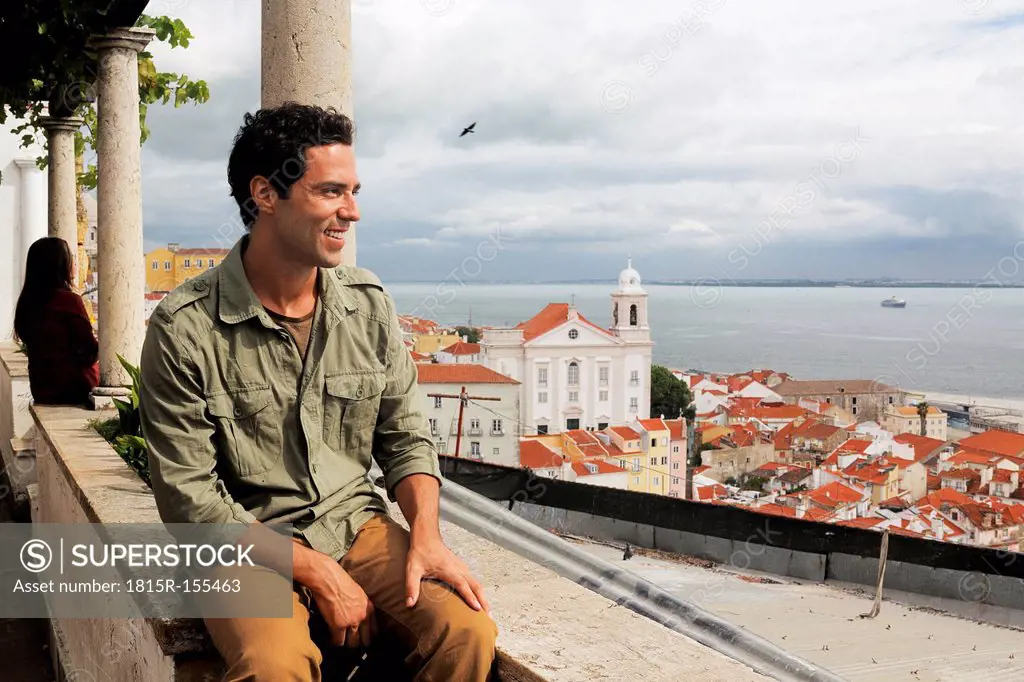 Portugal, Lisboa, Alfama, Miradouro de Santa Luzia, young man enjoying vista