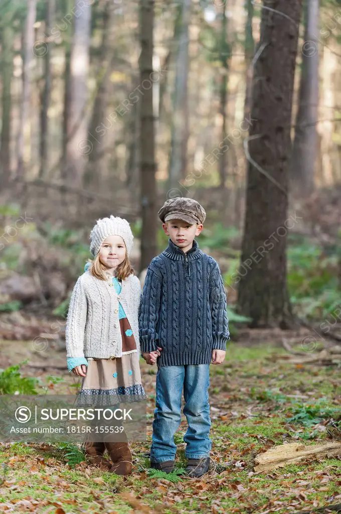 Germany, North Rhine-Westphalia, Moenchengladbach, Scene from fairy tale Hansel and Gretel, brother and sister in the woods