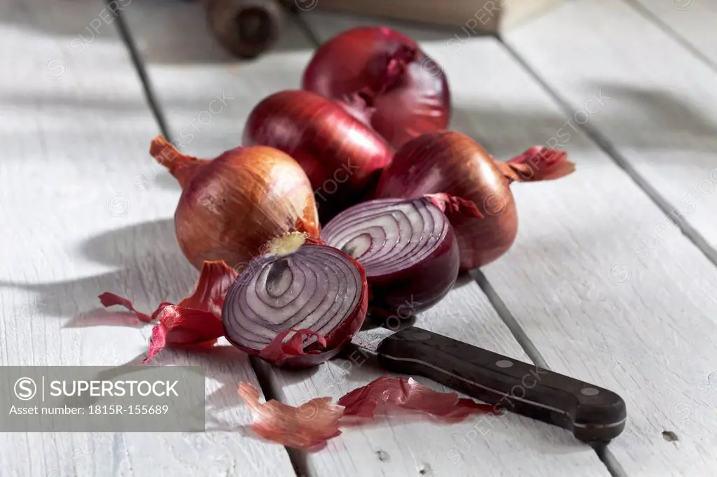 Red Spanish onions on wooden table