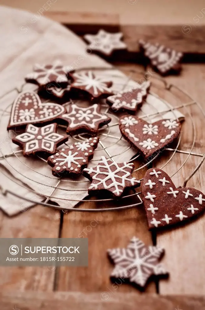 Gingerbread decorated with sugar icing on cooling rack