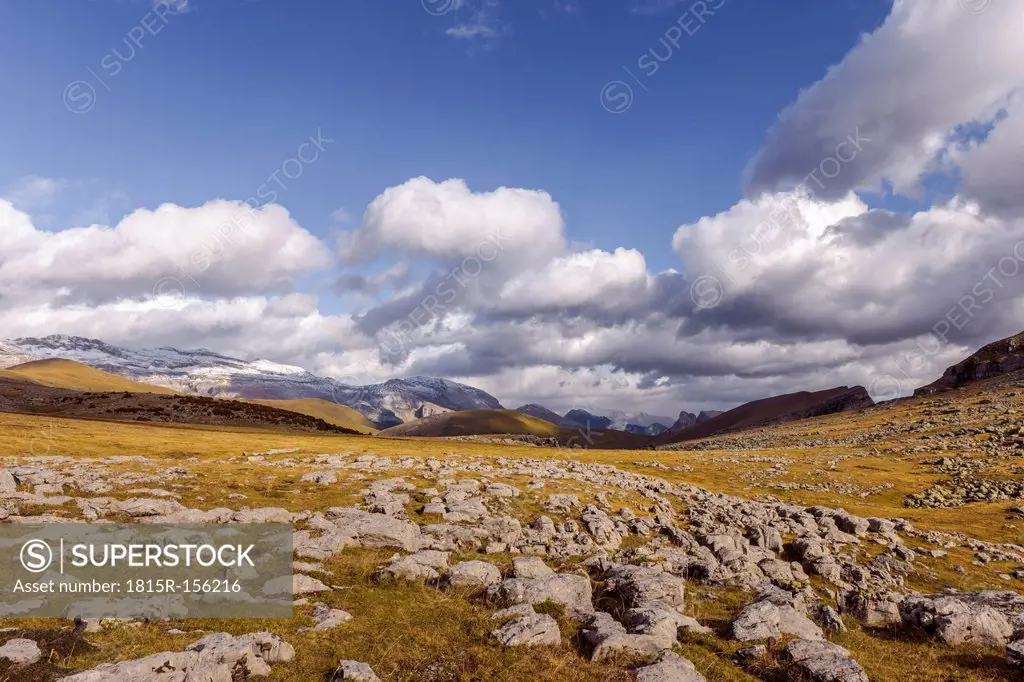 Spain, Pyrenees, Ordesa y Monte Perdido National Park, Canon de Anisclo with Sestrales Aloto and Bajo
