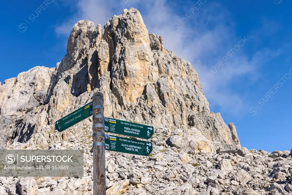 Spain, Cantabria, Picos de Europa National Park, Signpost in hiking area Los Urrieles