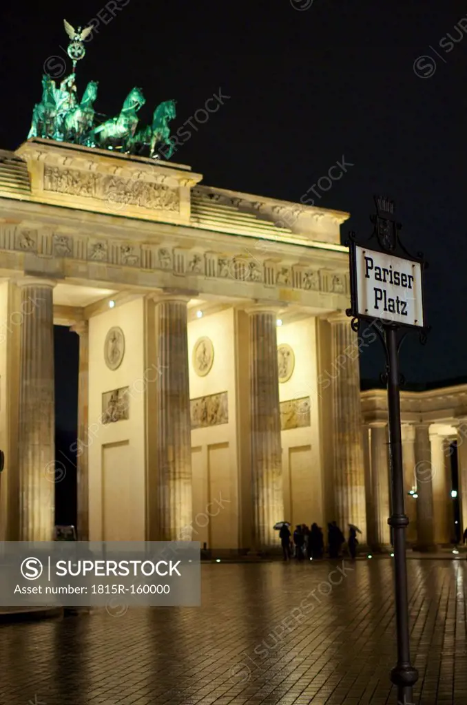 Germany, Berlin, Brandenburg Gate at Pariser Platz at night