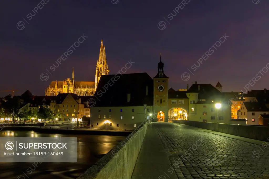 Germany, Bavaria, Regensburg, Saint Peter's Cathedral and stone bridge at night